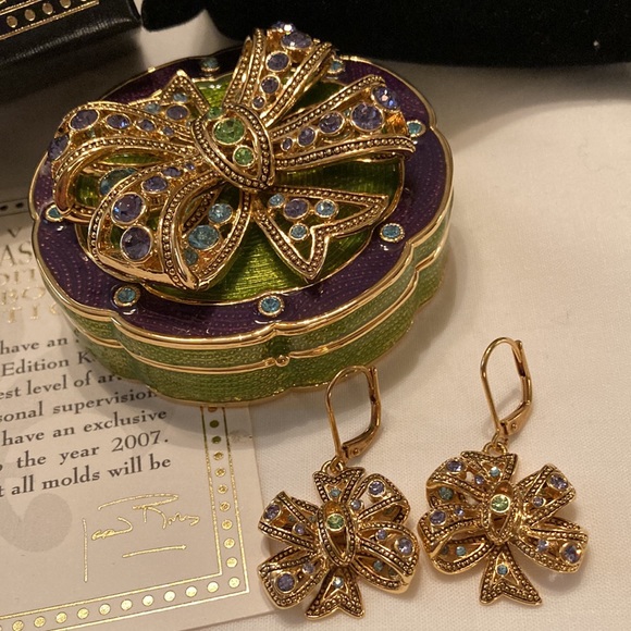 Joan Rivers Collector’s Edition Keepsake Box with Earrings, NWT - Picture 2 of 10